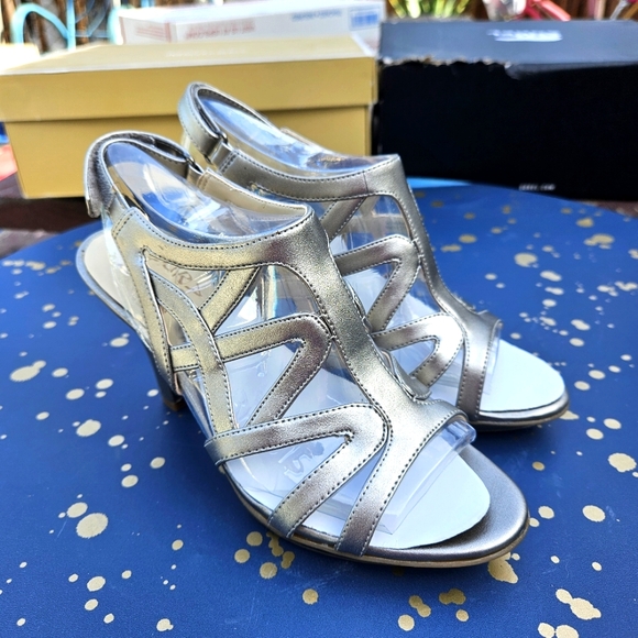 Naturalizer Danya Pewter Comfort Sandals Women's Size 4.5 - Picture 1 of 16